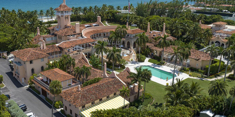 Trump'ın torunuyla evlenmek için malikanesine girmeye çalıştı