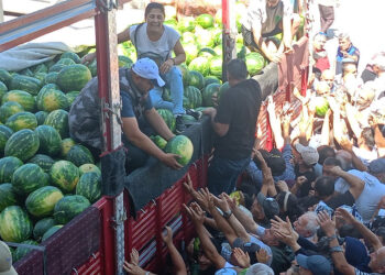 Bir TIR karpuzu ücretsiz olarak vatandaşlara dağıttı