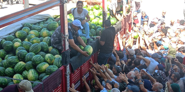 Bir TIR karpuzu ücretsiz olarak vatandaşlara dağıttı