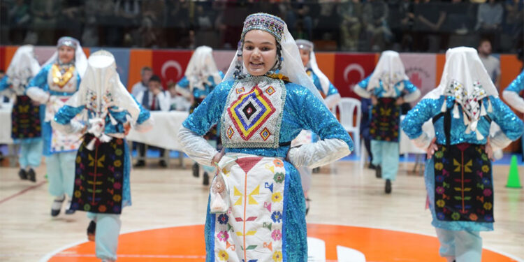 Ümraniye Halk Oyunları Yarışması’nda 270 öğrenci yeteneklerini sergiledi