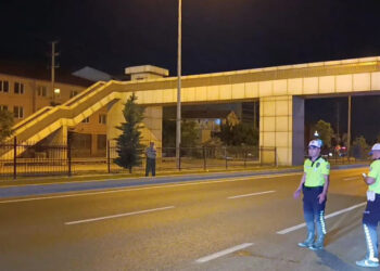 Üst geçit yerine yoldan geçmeye çalıştı: Ağır yaralandı