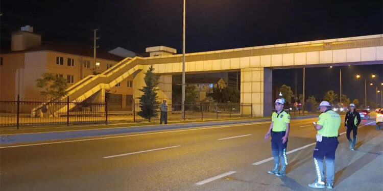 Üst geçit yerine yoldan geçmeye çalıştı: Ağır yaralandı