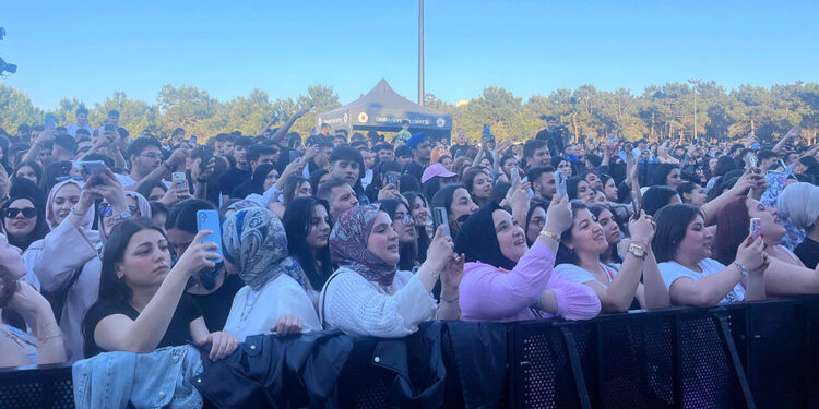 Ümraniye'de mezuniyet coşkusu; Tuğçe Kandemir gençlerle buluştu