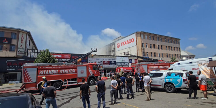 Ümraniye'de sanayi sitesindeki yangın söndürüldü