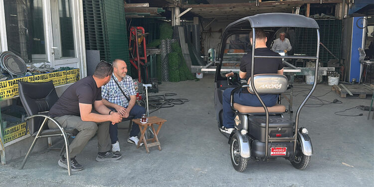 Umreye gidebilmek için sattığı engelli aracını, arkadaşları alıp hediye etti