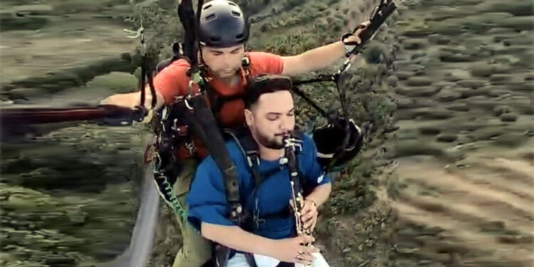 Yamaç paraşütü ile uçarken klarnet çaldı