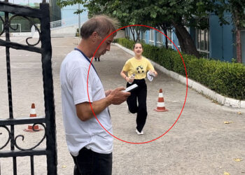 Yanlış okulun önünde bekleyen öğrencinin yaşadığı panik kamerada
