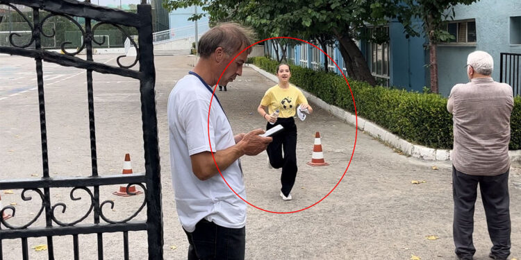 Yanlış okulun önünde bekleyen öğrencinin yaşadığı panik kamerada