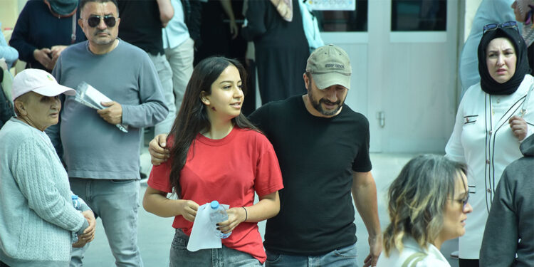 YKS'nin ikinci oturumunda heyecan; veliler de bahçede ter döküyor