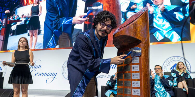 YKS şampiyonu görme engelli Serçe, üniversiteyi de birincilikle bitirdi