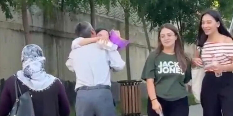 YKS sonrası kızını çiçeklerle karşılayan baba yürekleri ısıttı