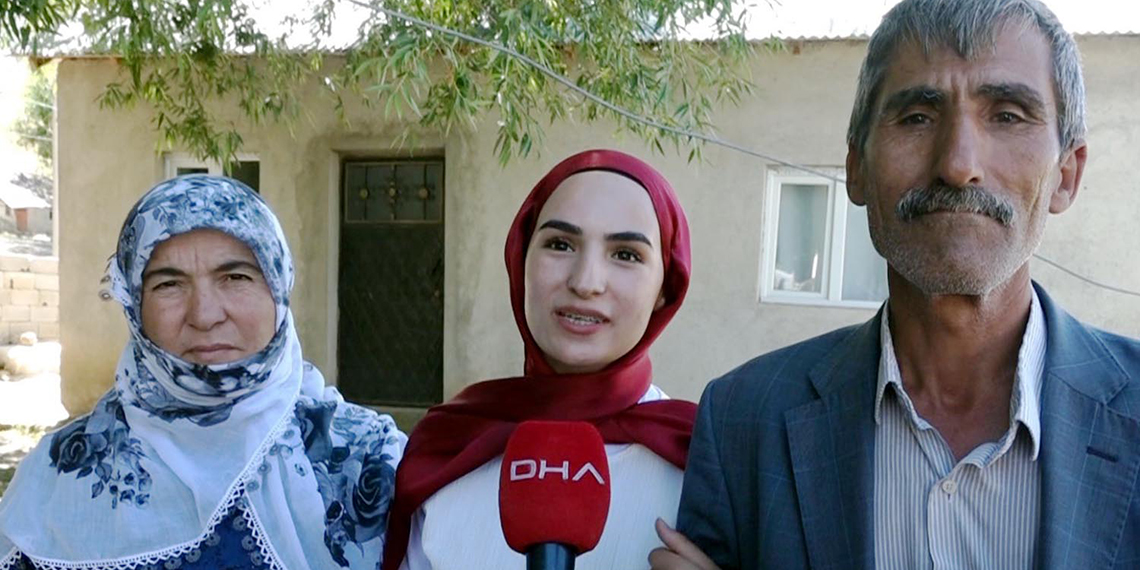 YKS sonrası kızını çiçeklerle karşılayan baba yürekleri ısıttı