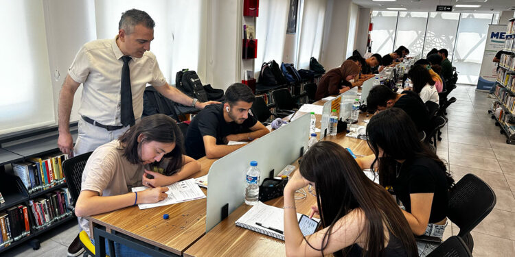 YKS'ye hazırlanan öğrenciler, kütüphaneye 'kamp' kurdu