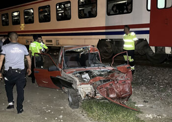 Kütahya'da yolcu treni otomobile çarptı