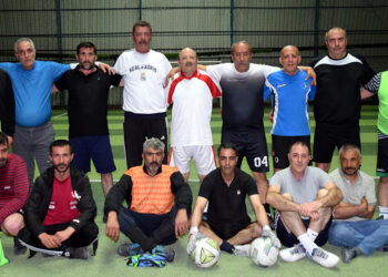 Yaşları 55-70; 40 yıldır halı sahada futbol oynuyorlar