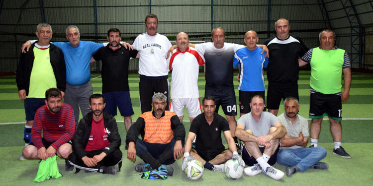 Yaşları 55-70; 40 yıldır halı sahada futbol oynuyorlar