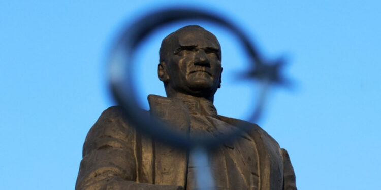 Heykelin gölgesinde büyüdüm