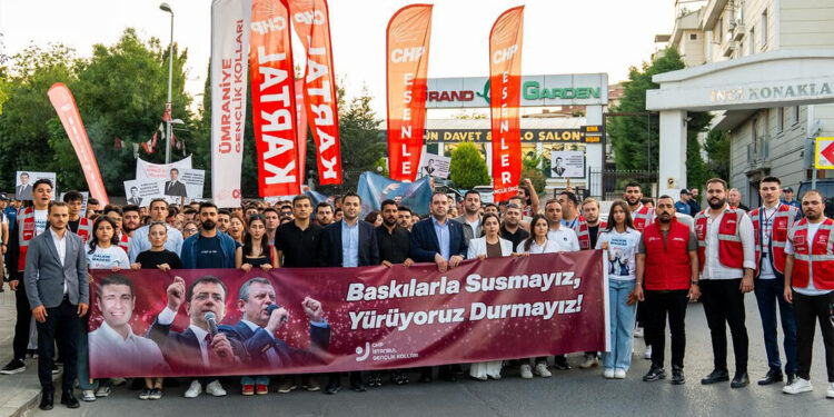 CHP Gençlik Kolları'ndan Avcılar'da gençlik korteji