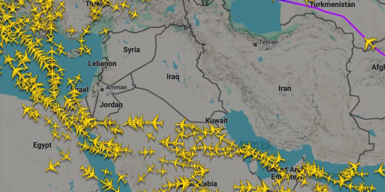 İran hava sahasını uçuşlara kapattı