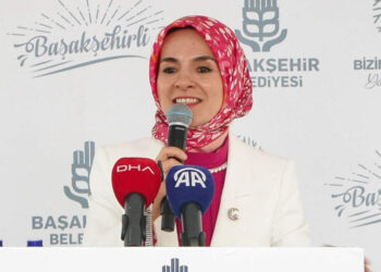 Bakan Göktaş, Bizim Çınarlar Yaşam Merkezi'nin açılışını yaptı