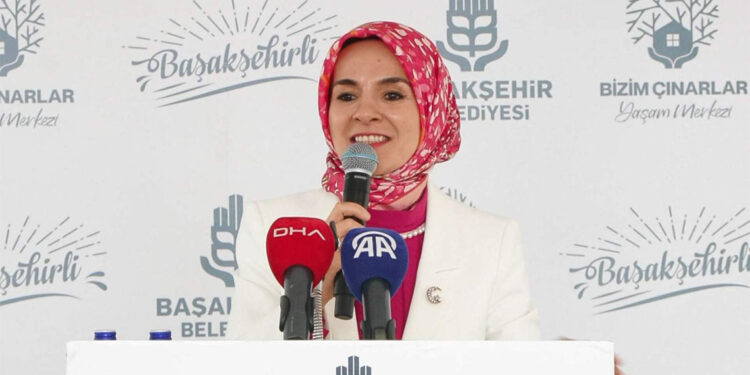 Bakan Göktaş, Bizim Çınarlar Yaşam Merkezi'nin açılışını yaptı