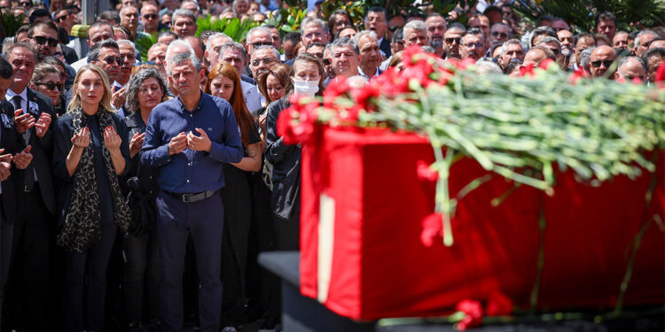 Özgür Özel Ferdi Zeyrek'in cenaze törenine katıldı