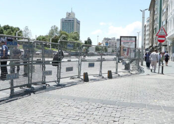 Taksim Meydanı yaya girişine kapatıldı