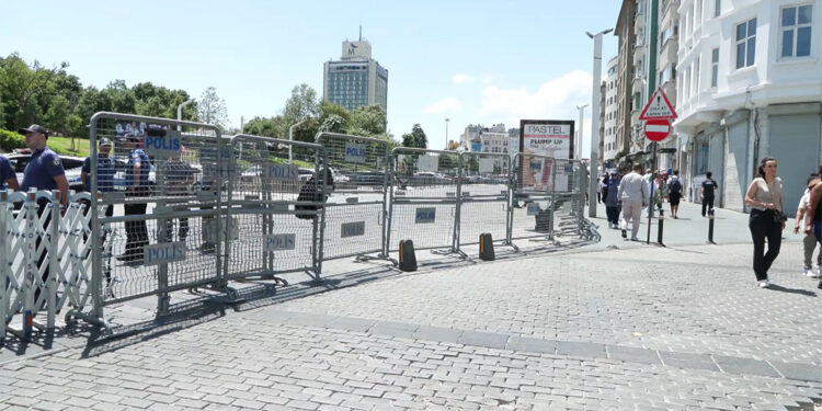 Taksim Meydanı yaya girişine kapatıldı
