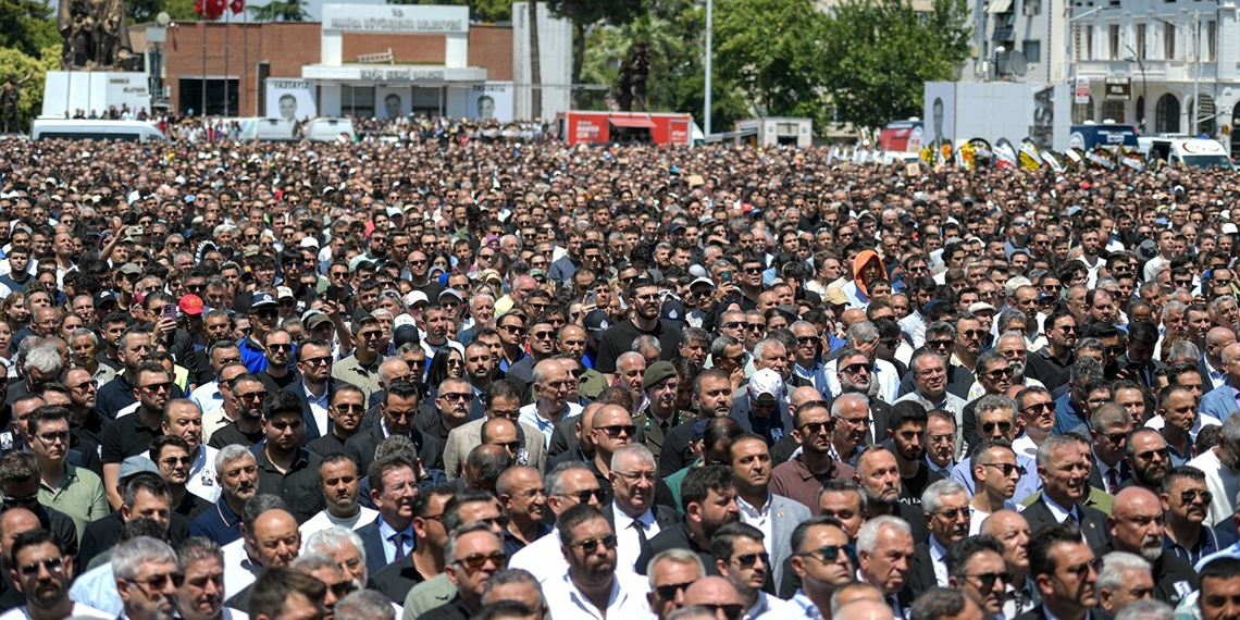 Manisa Celal Bayar Üniversitesi Hafsa Sultan Hastanesi'nde dün hayatını kaybeden Manisa Büyükşehir Belediye Başkanı Ferdi Zeyrek Manisa'da son yolculuğuna uğurlandı.