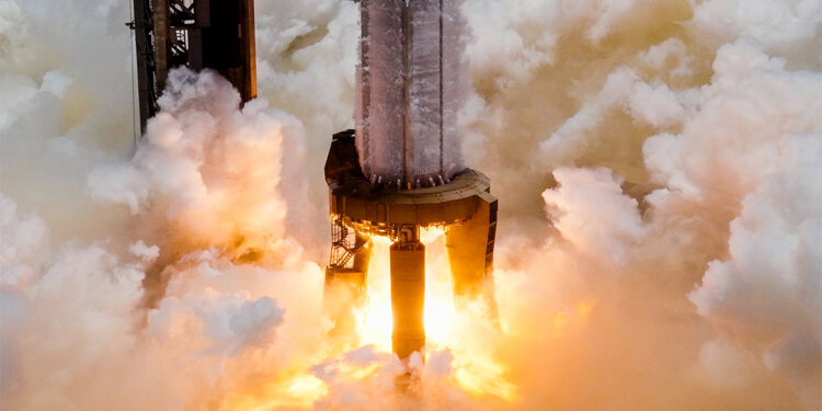 Starship roketi, deneme uçuşu öncesinde patladı