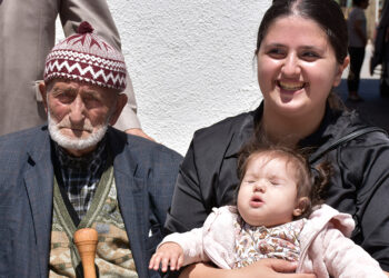 100'üncü yaş gününü torununun torunu ile kutladı