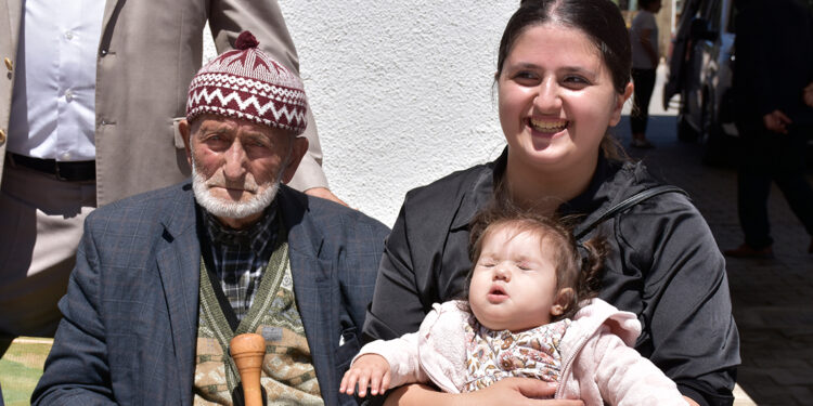 100'üncü yaş gününü torununun torunu ile kutladı