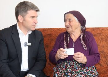 101 yaşındaki Ümmehan Balta’ya yeni kimliği evinde verildi