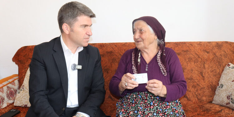 101 yaşındaki Ümmehan Balta’ya yeni kimliği evinde verildi