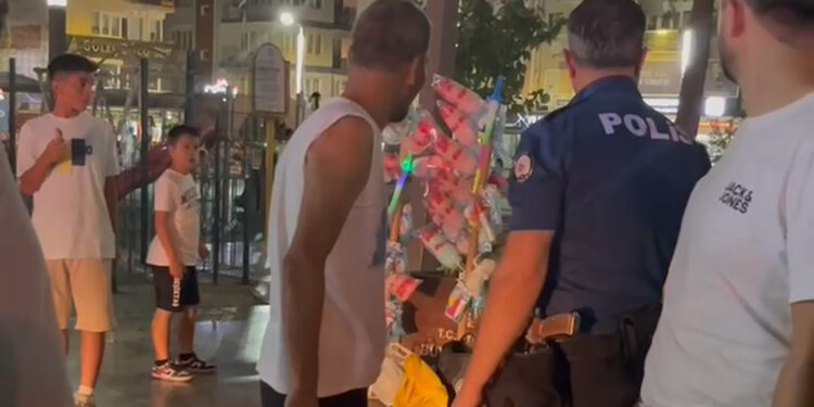 15 yaşındaki çocuk, tartıştığı pamuk şekerciyi bıçakladı