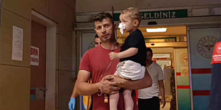 Ağrı kesici ilaçları şeker zannederek yutan 2 yaşındaki çocuk hastaneye kaldırıldı