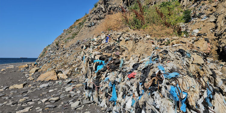 2009'da kapatılan çöplüğün atıkları dalgalarla sahile vuruyor