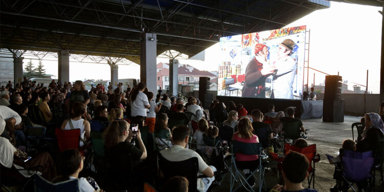 Neşeli Günler filmiyle başlayan sinema günlerine büyük ilgi gösterildi