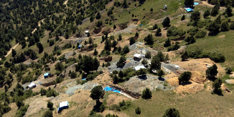 3 bin kişinin geçimini sağladığı Oltu taşı ocakları dronla görüntülendi 