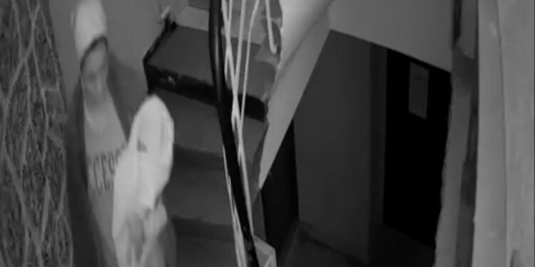 3 günlük bebeğini çöp konteynerine attı