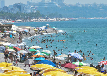 '53 derece' uyarısı yapılan Antalya'da hissedilen sıcaklık 46,6 derece oldu