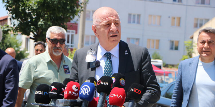 O salonda sanık olarak bulunması gereken başka insanlar da var mı?