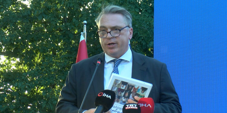 AB ve Türkiye, tarihin en büyük insani yardım operasyonunu düzenledi