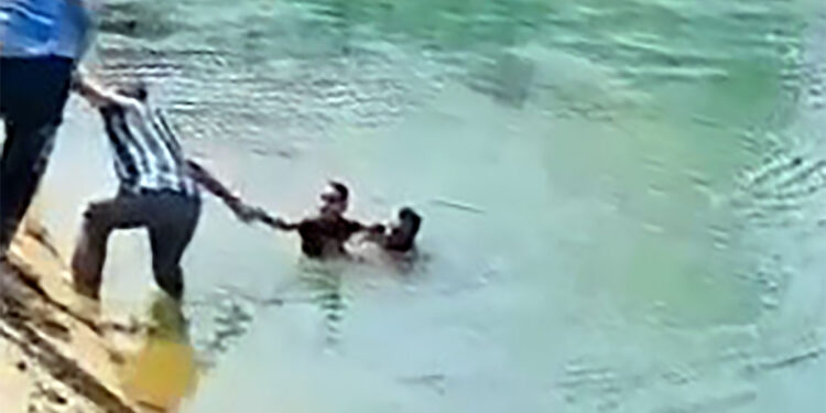 boğulma tehlikesi geçiren çocuğu inşaat işçisi kurtardı