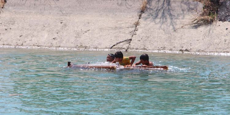 Adana'da sıcakta bunalan çocukların kanalda eski koltukla tehlikeli eğlencesi