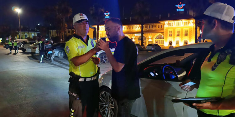 Adana'da yapılan trafik denetiminde 98 sürücüye para cezası kesildi