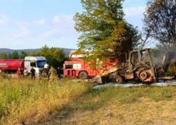 İş makinesi alev alarak demir yığınına döndü