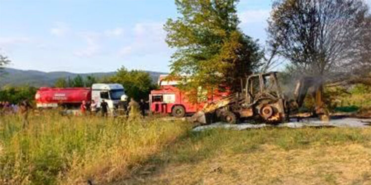 İş makinesi alev alarak demir yığınına döndü