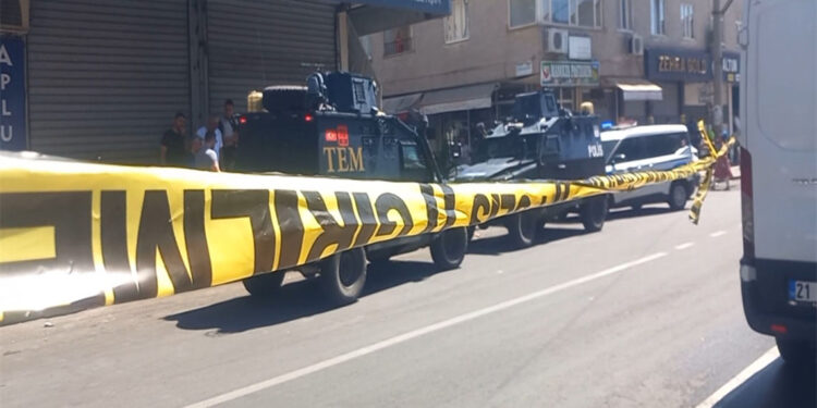 Diyarbakır'da aile içi şiddet ihbarına giden ekiplere ateş açtı