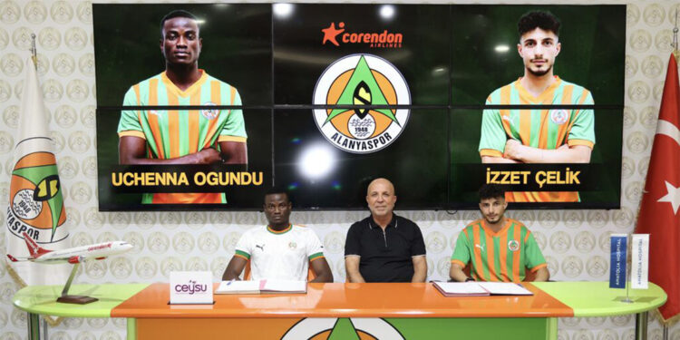 Alanyaspor, Uchenna Ogundu ve İzzet Çelik için imza töreni düzenledi